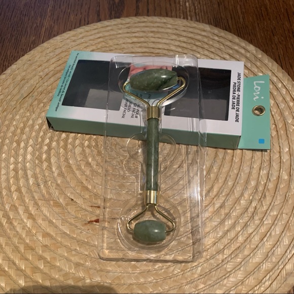 Jade Stone Facial Plumps And Firms Skin Roller - Picture 5 of 11